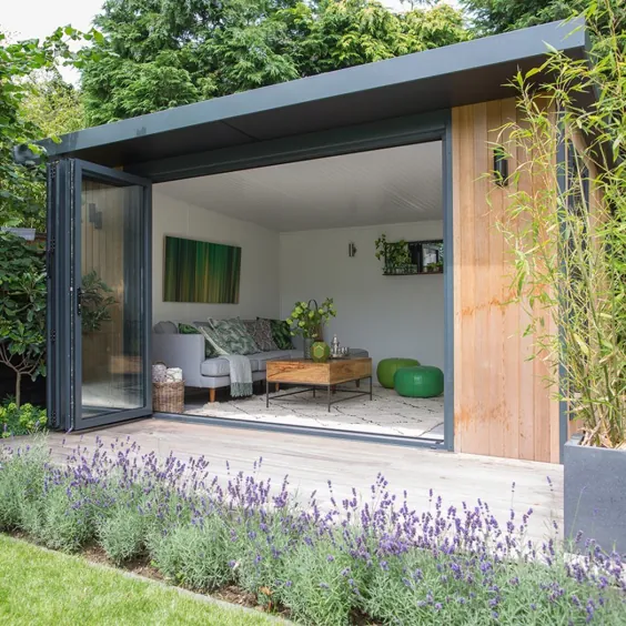 تغییر شکل باغ با آشپزخانه فضای باز ، وان آبگرم و خانه تابستانی