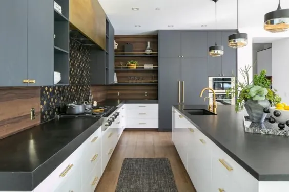 آشپزخانه مدرن خاکستری با لهجه های برنجی