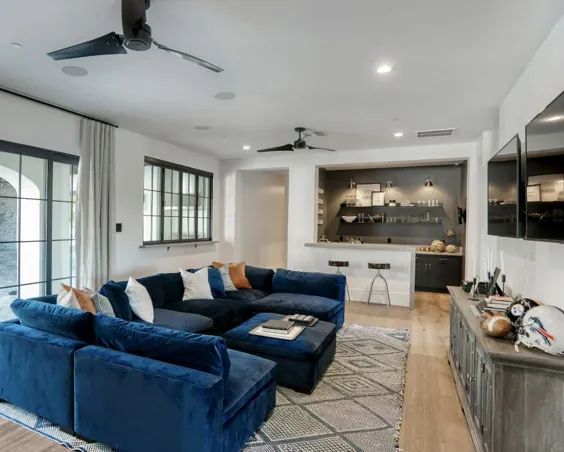 یک اتاق خانوادگی زیبا و خاکستری با مقیاس مدولار ابر سخت افزاری بزرگ ترمیم شده در مخمل سرخ