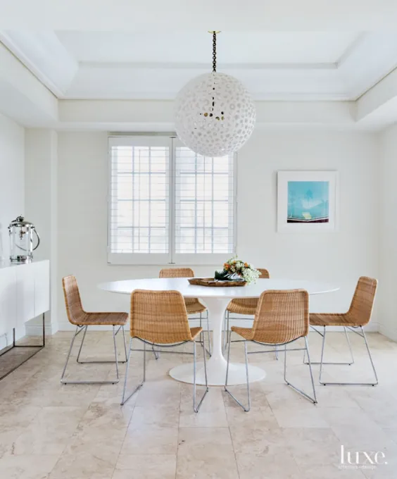 منطقه صبحانه سفید انتقالی با میز Saarinen |  لوکس داخلی + طراحی