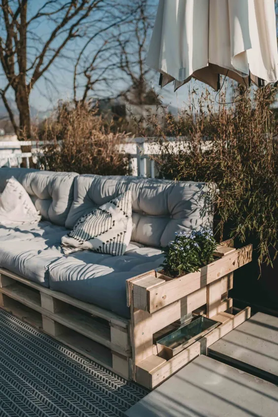 Paletten Couch für die Terrasse - توت و شور