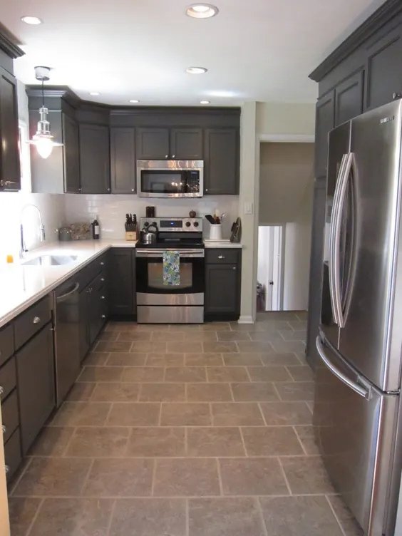 کابینت آشپزخانه خاکستری تیره نقاشی شده در بازسازی کامل آشپزخانه