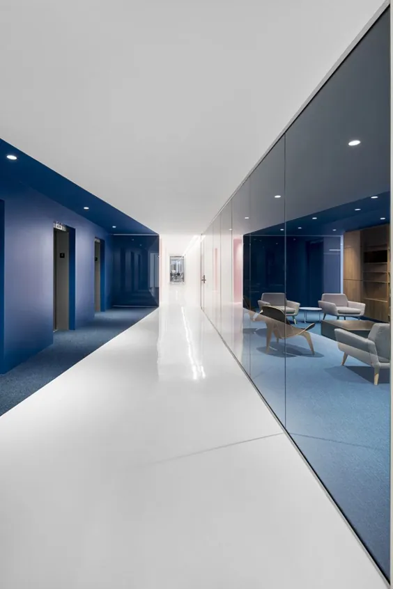 این فضای داخلی دفتر برای ایجاد فضاهای مجزا از رنگ استفاده کرده است