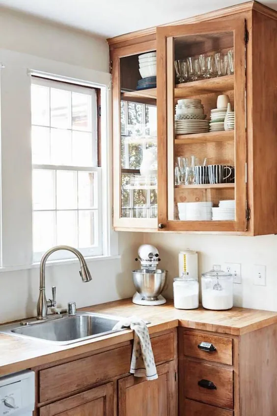 کنار آشپزخانه های تمام سفید حرکت کنید: این ظاهر طبیعی چوب روی پاشنه شما است