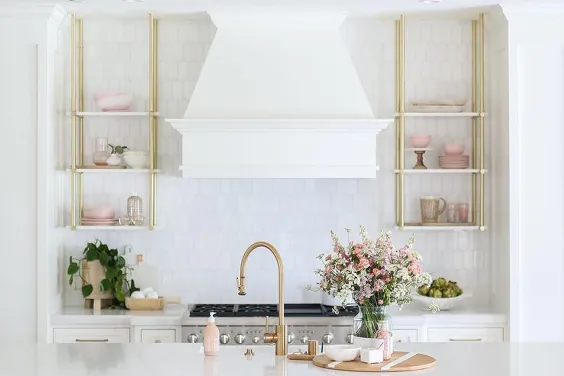 هود سفید چوبی سفید فرنگی با قفسه های سفید و طلایی - انتقالی - آشپزخانه
