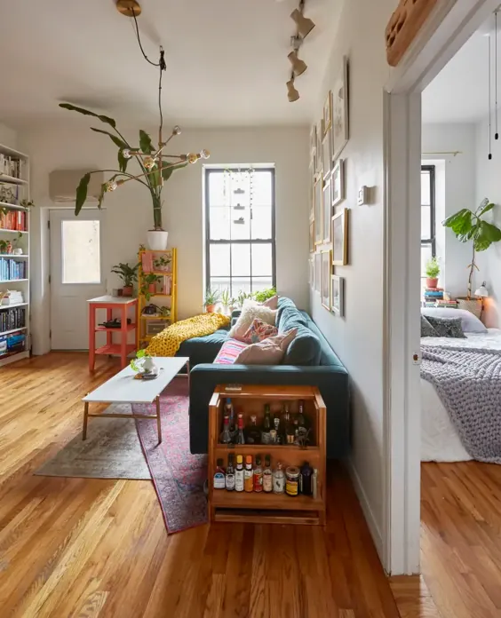 یک آپارتمان با مساحت 600 فوت مربع در بروکلین پر از رنگهای تقویت کننده روحیه و ایده های عالی است