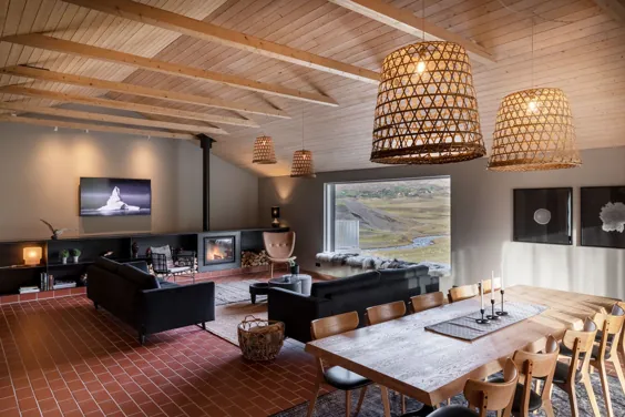 این خانه تعطیلات خیره کننده در ایسلند دارای یک وان آب گرم برای تماشای منظره کوهستان است