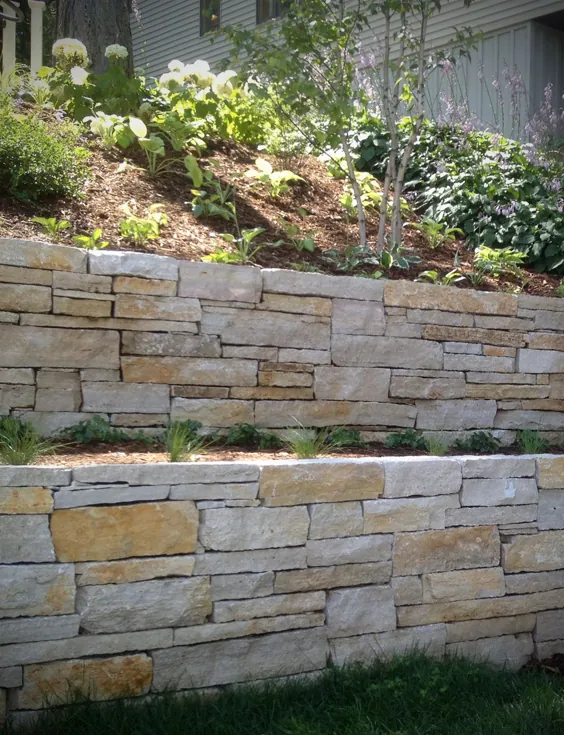 طراحی منظره سنگی دیوار حائل و روکش سنگی انباشته شده خشک و پله های مدرن سنگ طبیعی روستایی