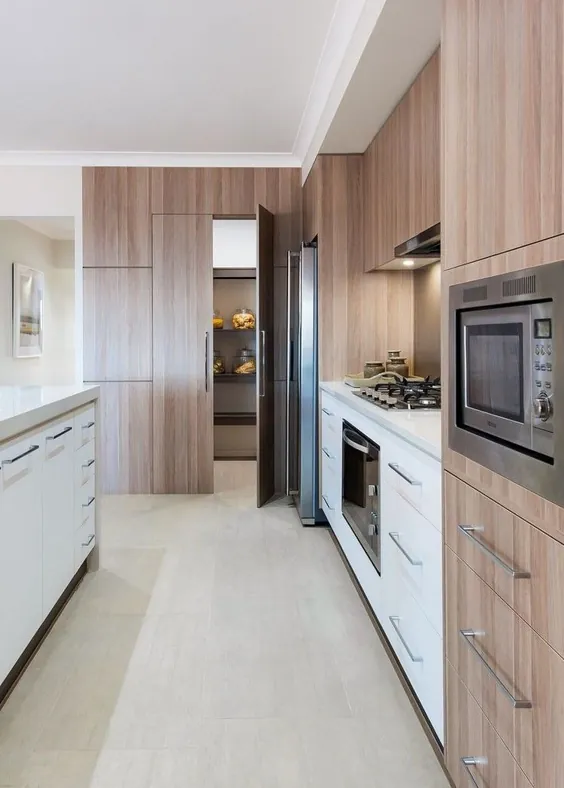 Küche in Eiche - Helles Holz mit Weiß، Grau und Co. ist jetzt modern!
