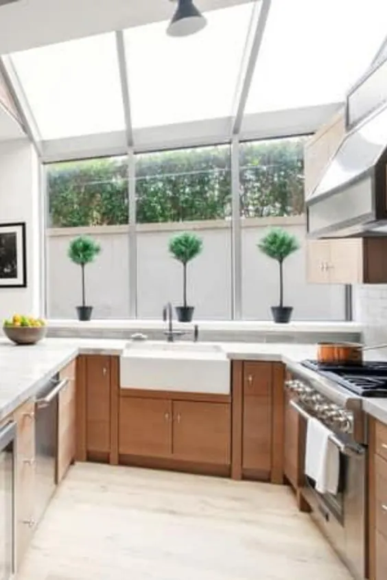 طرح آشپزخانه مدرن زیبا و روشن با 3 چراغ سقفی آشپزخانه