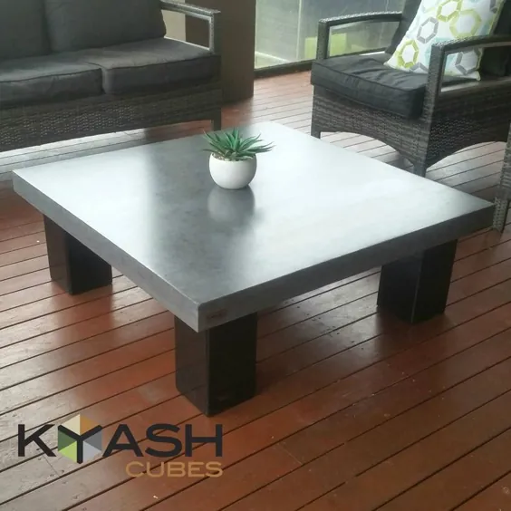 میز قهوه مربعی بتونی صیقلی ، پایه استیل 4 پایه ، میز 1 متر در 1 متر.  میز بتونی سفارشی و دارای ظاهری کم ارتفاع