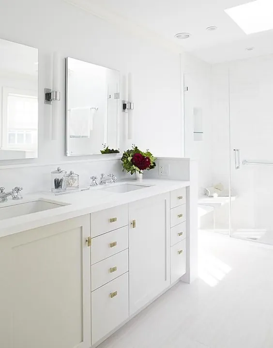 غرور سینک ظرفشویی خاکستری روشن با سخت افزار طلایی - انتقالی - حمام