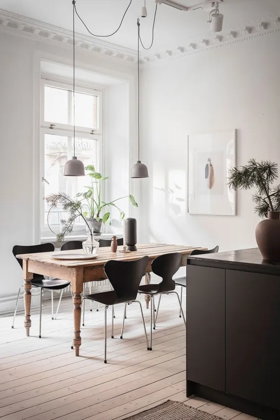 یک آپارتمان سفید اسکاندیناوی با یک آشپزخانه خاکستری تیره براق - THE NORDROOM