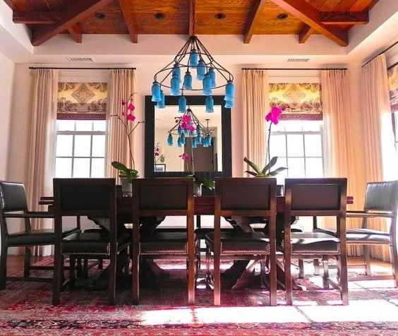اتاق ناهار خوری التقاطی پارچه ها را با سایه های رومی به شکلی زیبا - Decoist ترکیب می کند