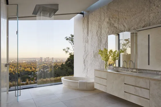 حمام مفهومی باز با دوش باران باران ، نمای خیره کننده ای از لس آنجلس را ارائه می دهد.  [1333 * 2000]