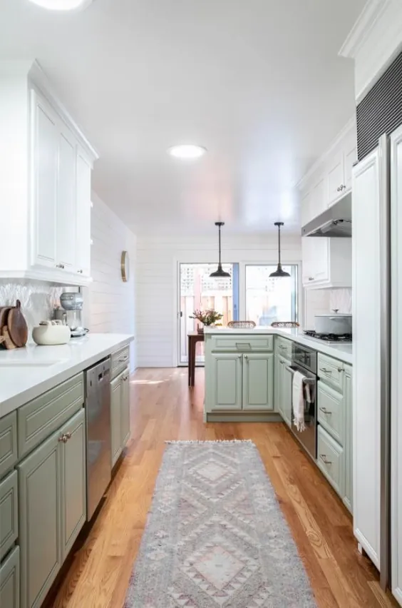بازسازی آشپزخانه Galley به سبک مدرن مزرعه دار با کابینت های سبز و کاشی های سفید