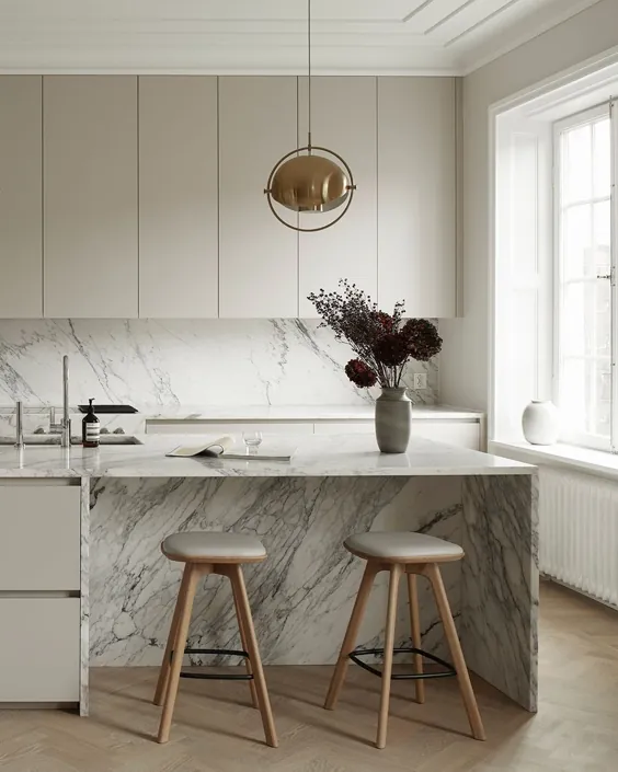 نوردیسکا کوک |  آشپزخانه نوردیک در اینستاگرام: ”کاملاً عاشق این جزیره آشپزخانه!  یک سنگ مرمر زیبا همراه با صندلی زیبای نوار Pauline frbrnbrdrkruger طراحی شده توسط "