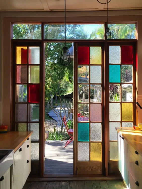 6 ایده شیشه ای رنگی که شما را به استفاده از دیوارهای سنتی می اندازد