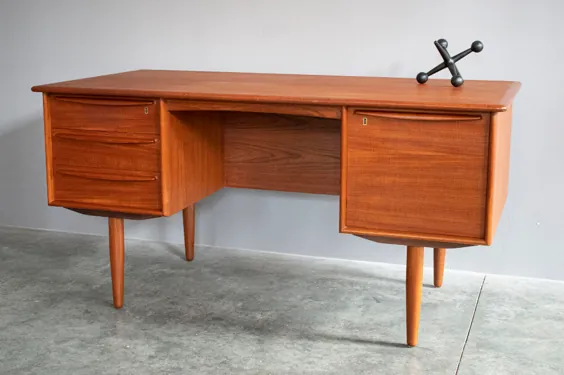 میز دو طرفه ساج توسط Svend Madsen برای Falster Møbelfabrik - فروخته شده - Vintage Modern Maine