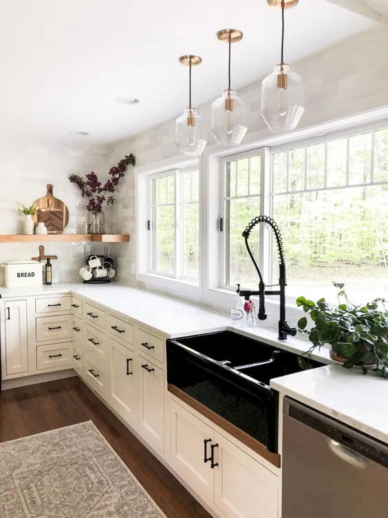طراحی آشپزخانه مدرن خانه مزرعه با سینک ظرفشویی سیاه