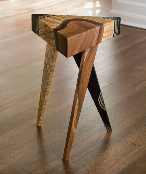 میز مثلث وین توسط اینگلا نورن و دانیل گرانت (میز کناری چوبی)