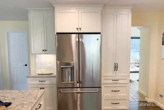 آشپزخانه سفید عتیقه زرق و برق دار با سخت افزار برنز و نقاشی دیواری کاشی و سرامیک - Cabinets.com