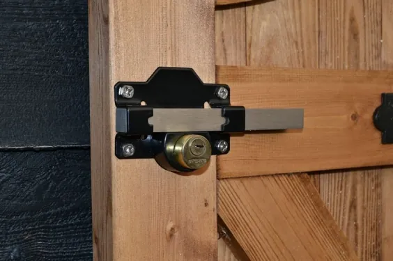 قفل دروازه - قفل برای دروازه های چوبی