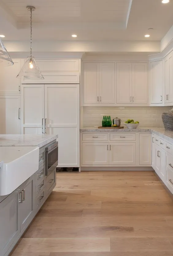 خانه ساحلی Cape Cod California با فضای داخلی و آبی و سفید |  کابینت آشپزخانه روستایی ، کفپوش آشپزخانه ، طراحی آشپزخانه سفید
