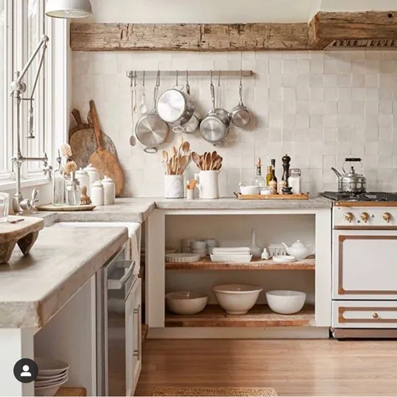 The White Linen Farmhouse در اینستاگرام: “عاشق سادگی روستایی این آشپزخانه!  قفسه های باز و خطوط تمیز ، و آن میزهای بتونی.  آیا کسی این کارها را انجام داده است ... "