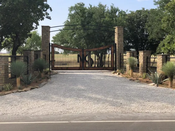 Swooping Iron & Wood Ranch Gate - دروازه آبردین