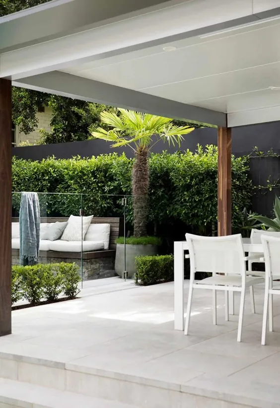 یک باغ آرام سیدنی با نورپردازی هوشمندانه در فضای باز