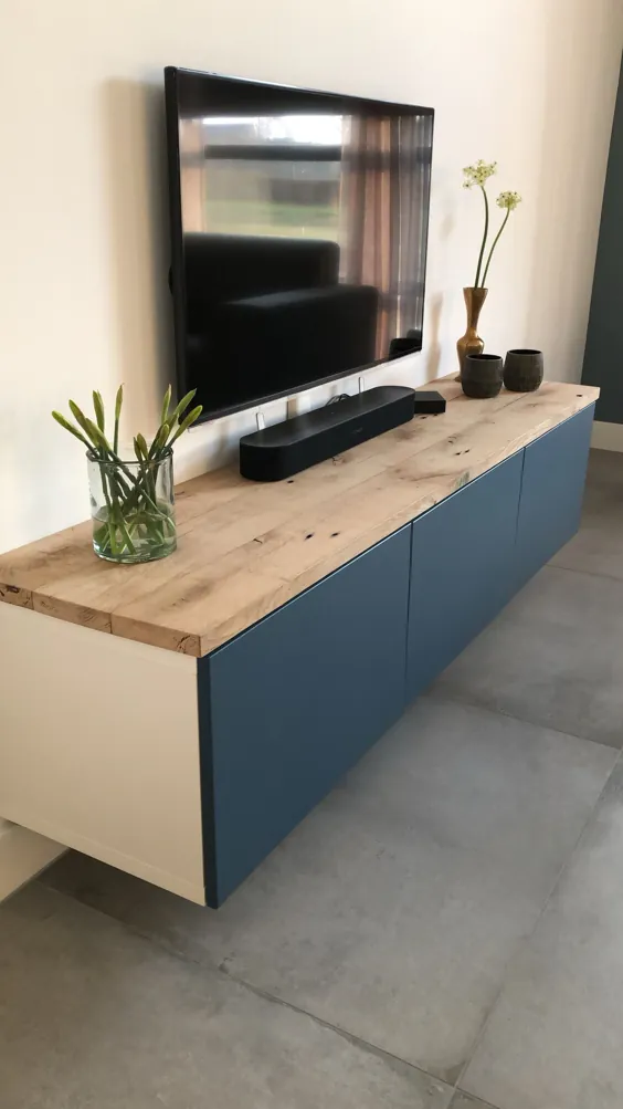 Ikea besta tv meubel met een blad van eikenhout.  Ikeahack