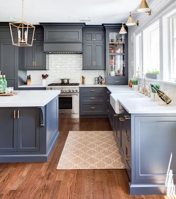 کابینت های رنگی نیروی دریایی برای آشپزخانه توسط Kountry Kraft، Inc.