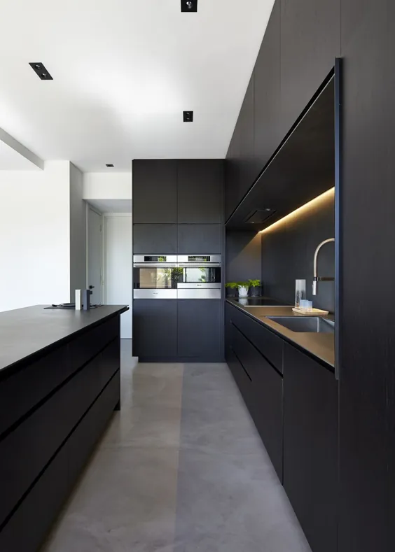 آشپزخانه سیاه براق توسط صاحب معمار با ظروف چینی مشکی