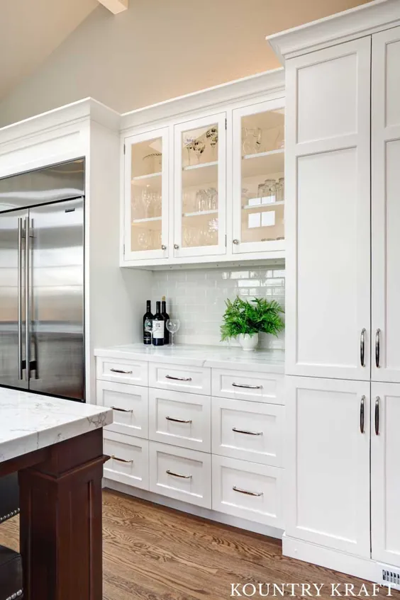 کابینت های آشپزخانه بلند سفید در لافایت ، کالیفرنیا