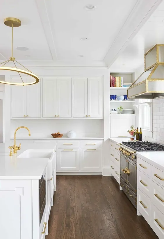 نحوه طراحی آشپزخانه لوکس سفید و طلایی