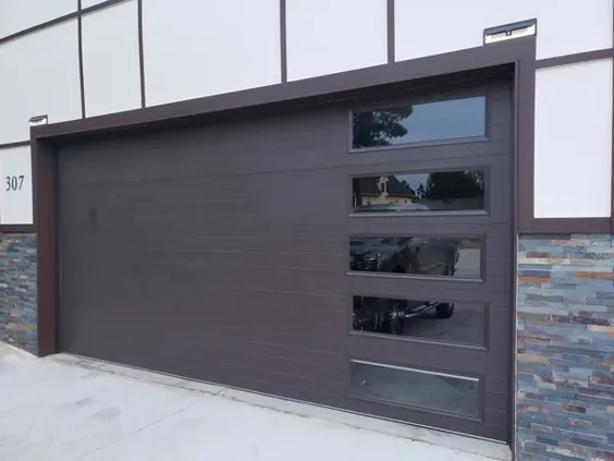 Mundo - صفحه فلش پنل با یک درب گاراژ طبیعی و دانه های چوبی و پنجره های عمودی
