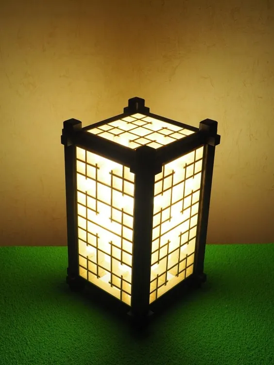 چراغ چوبی ژاپنی.  سایه لامپ با نقاشی.  کومیکو  شوجی  چراغ طبقه چراغ رومیزی