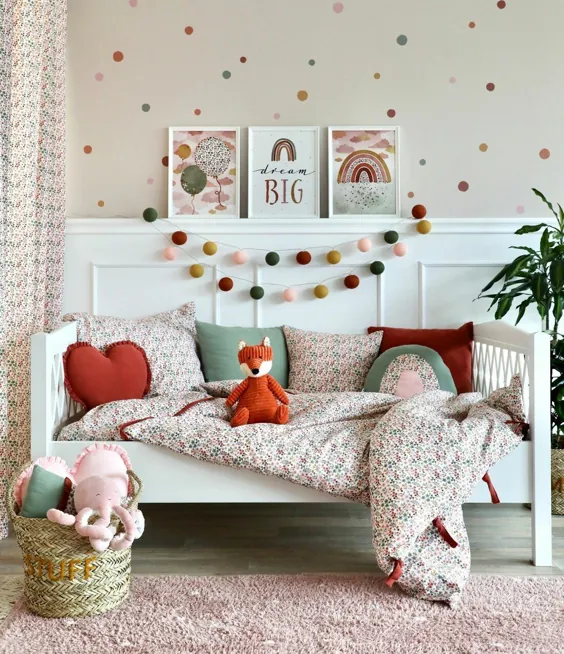 اتاق کودکان با دکوراسیون گل به رنگ قرمز زنگ زده و خاکی