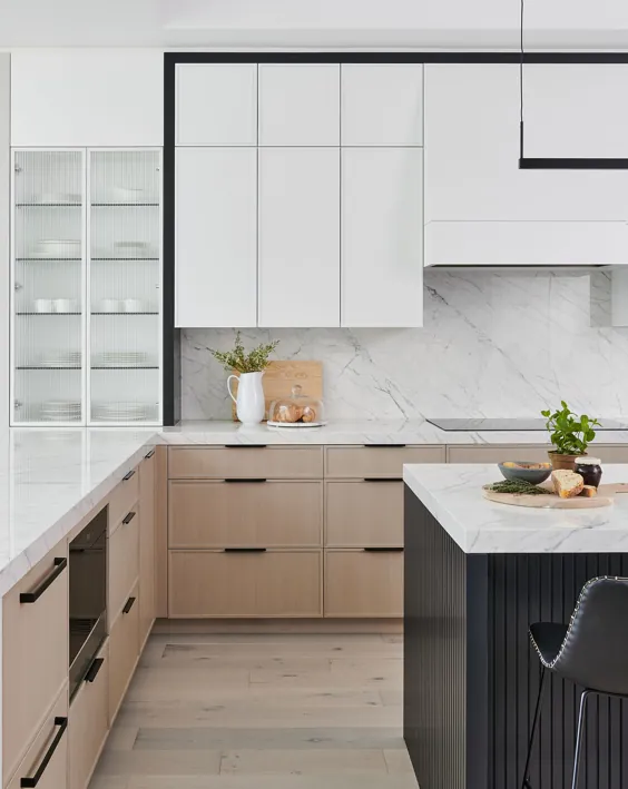 آشپزخانه سیاه ، سفید و چوبی