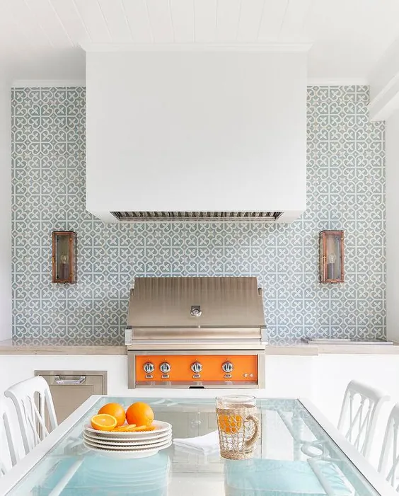 آشپزخانه در فضای باز سفید با کاشی های موزاییکی آبی و کباب پز نارنجی BBQ - کلبه - آشپزخانه