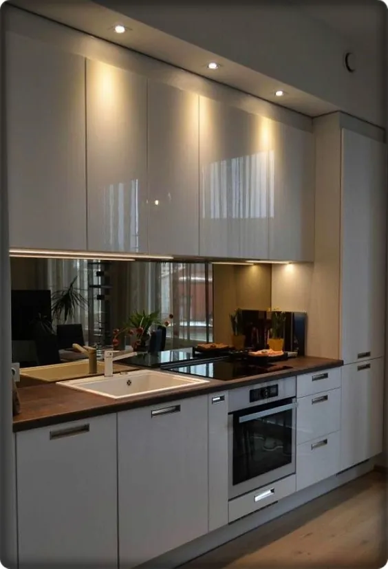 سبک های جدید نوسازی آشپزخانه مدرن.  طرح کوچک لوکس آشپزخانه با کابینت چوبی سفید.