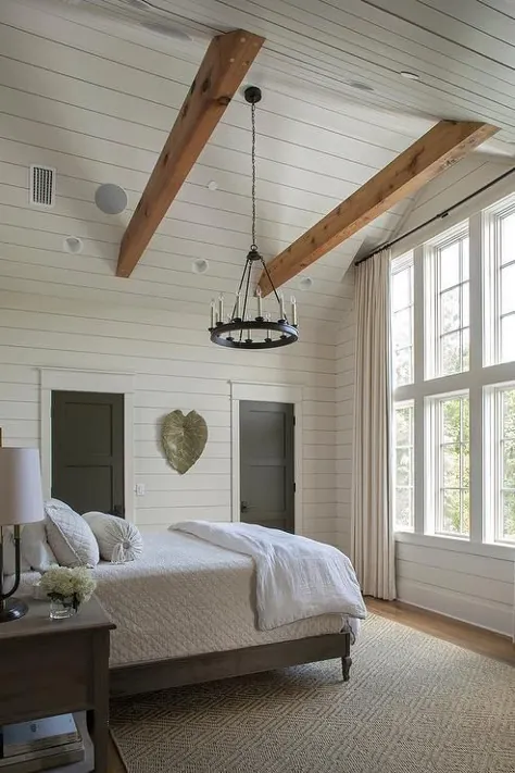 لوستر شمعدان کوچک آویزان روی تخت چوبی خاکستری - کلبه - اتاق خواب