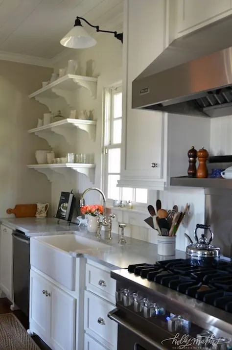 White Beadboard Kitchen - کلبه - آشپزخانه - Holly Mathis Interiors