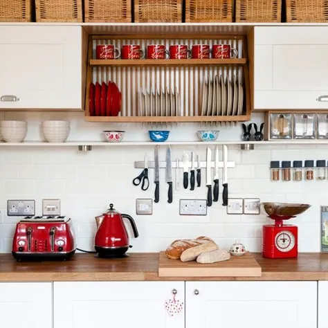 آشپزخانه سفید با لهجه های قرمز |  خانه ایده آل