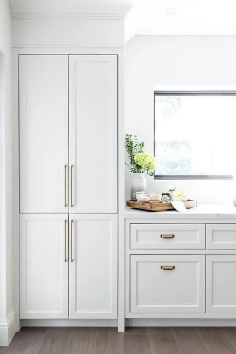 کابینت آشپزخانه خاکستری روشن با کشهای برنجی بلند و نازک - انتقالی - آشپزخانه