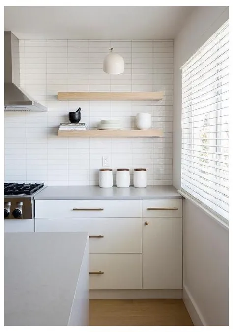 صفحه پشت آشپزخانه با کابینت های سفید و صفحات پیشخوان خاکستری