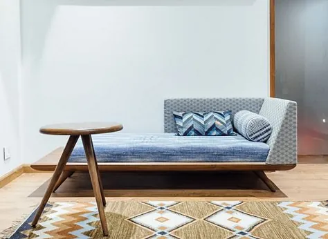 مبلمان چوب ساج در این خانه ترکیبی از اهداف سنتی و سبک زندگی مدرن است. |  خانه خود را بپوشانید