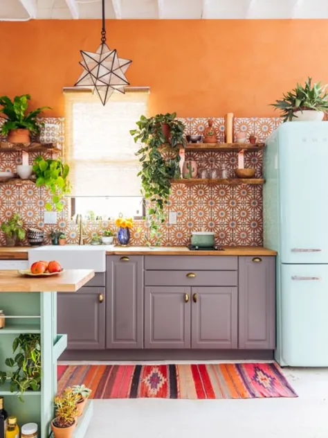 10 آشپزخانه رنگارنگ که روند کاملاً سفید را جلب می کنند
