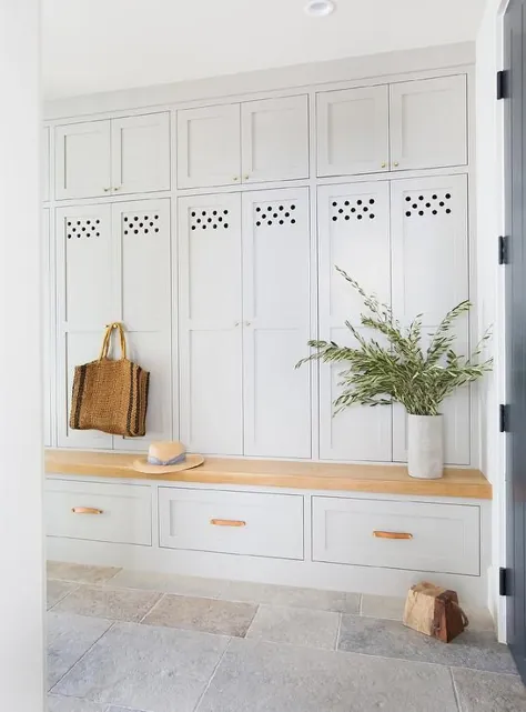 کمدهای خاکستری ملایم با نیمکت چوبی بور - انتقالی - اتاق لباسشویی
